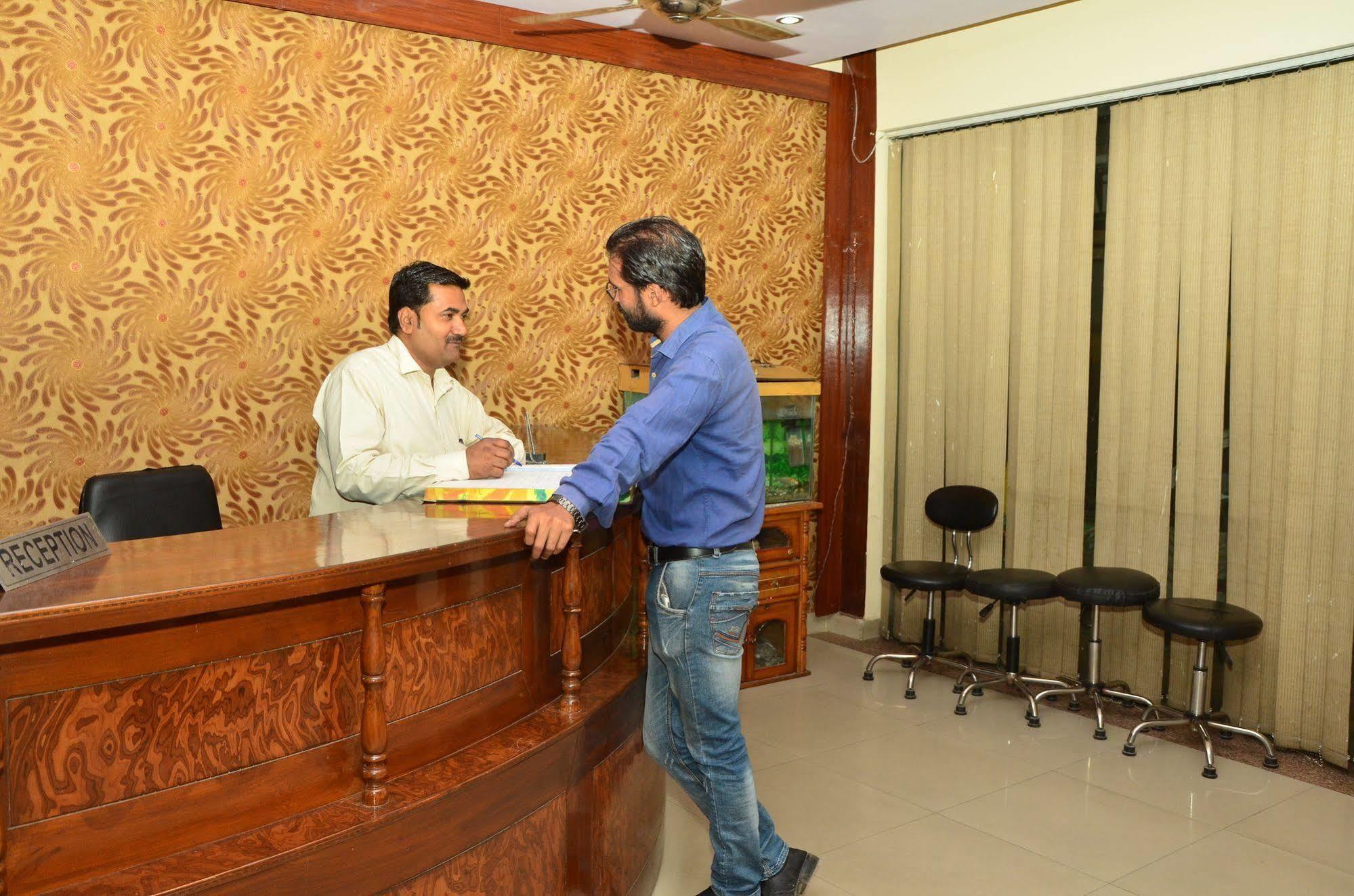 Super Hotel O Global Yeni Delhi Dış mekan fotoğraf